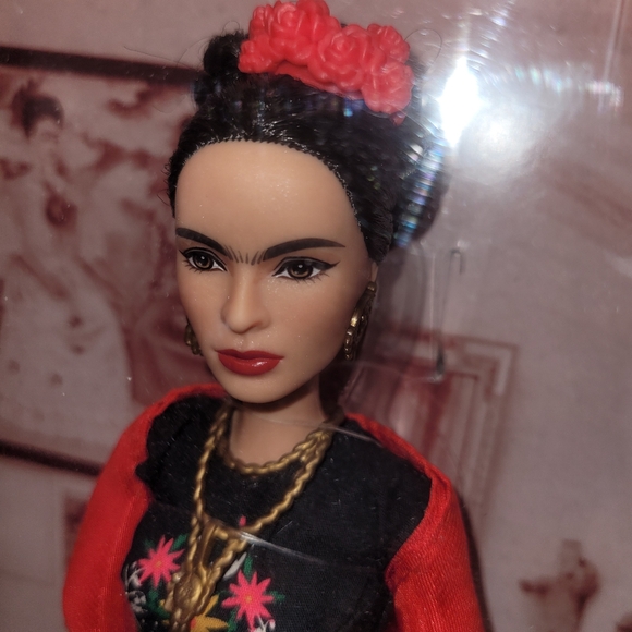 Mattel Frida Kahlo Inspiring Women Barbie - Picture 6 of 6